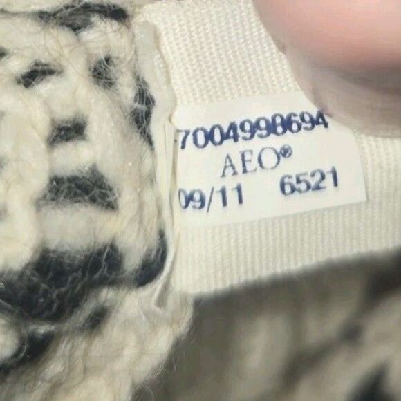 American Eagle Sweater Women's M Nordic Fair Isle Gray Ivory Black Classic - Picture 11 of 11